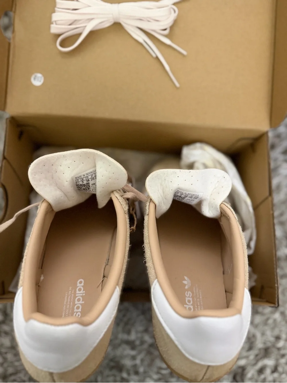 adidas gazelle Beige and White Suede Low-Top Sneakers like new worn only one